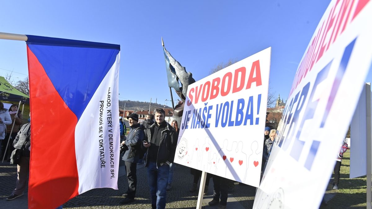 Na Klárově demonstrují lidé kvůli novele pandemického zákona
